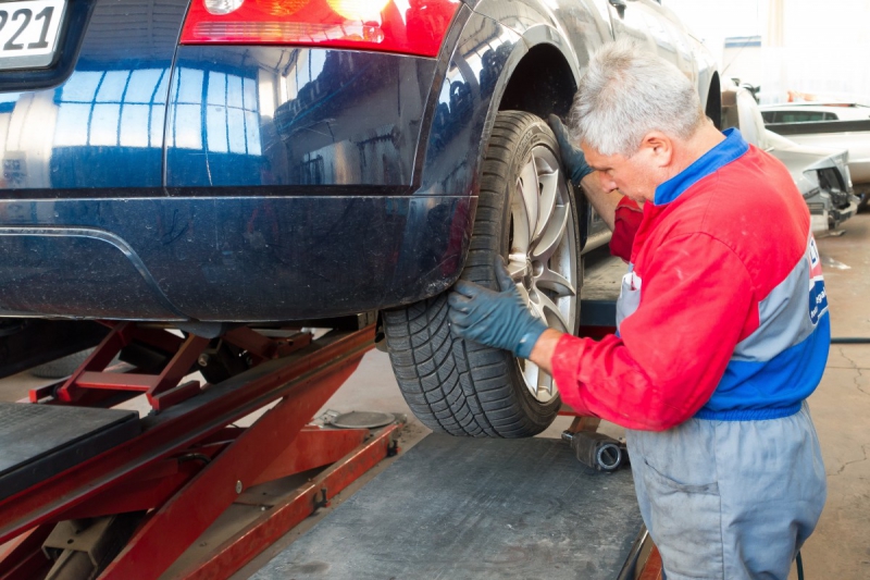 ecommerce-LA ROQUEBRUSSANNE-min_auto_repair_repair_lift_auto_mechanic_work_clothes_master_professional_man_of_the_fold-685629