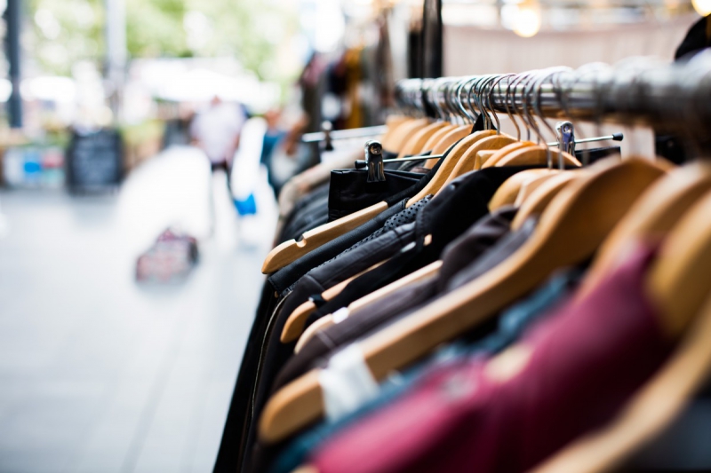 ecommerce-LA ROQUEBRUSSANNE-min_blur_close_up_focus_hanger_jacket_market_people_rack-1176303