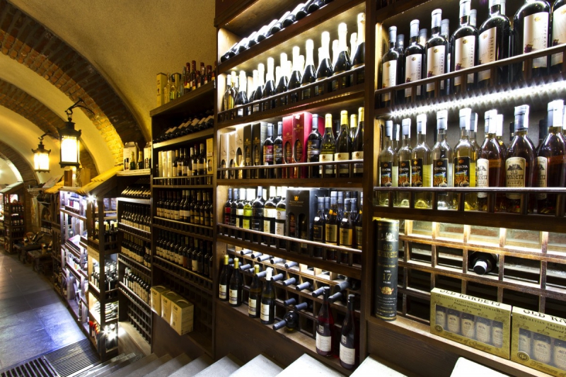 ecommerce-LA ROQUEBRUSSANNE-min_world_street_travel_shop_canon_georgia_wine_bottles-429767
